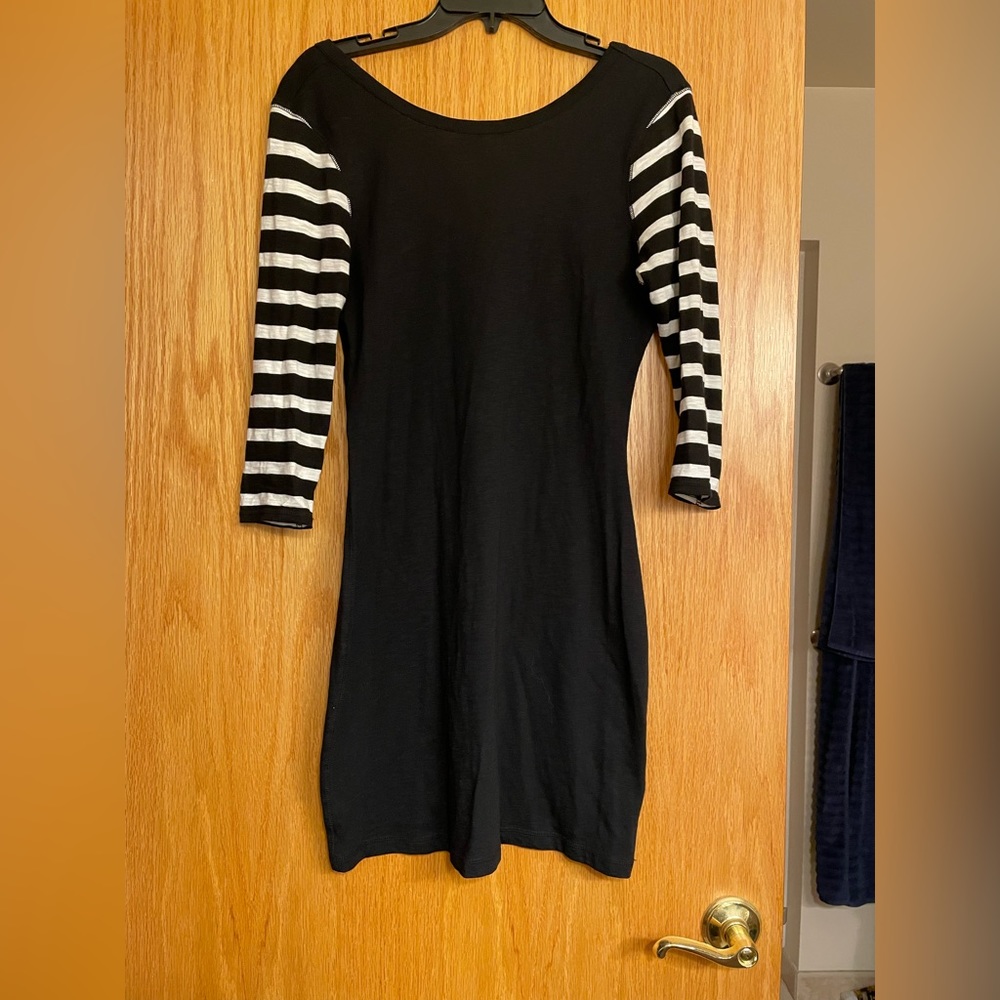 (M) express black and white dress